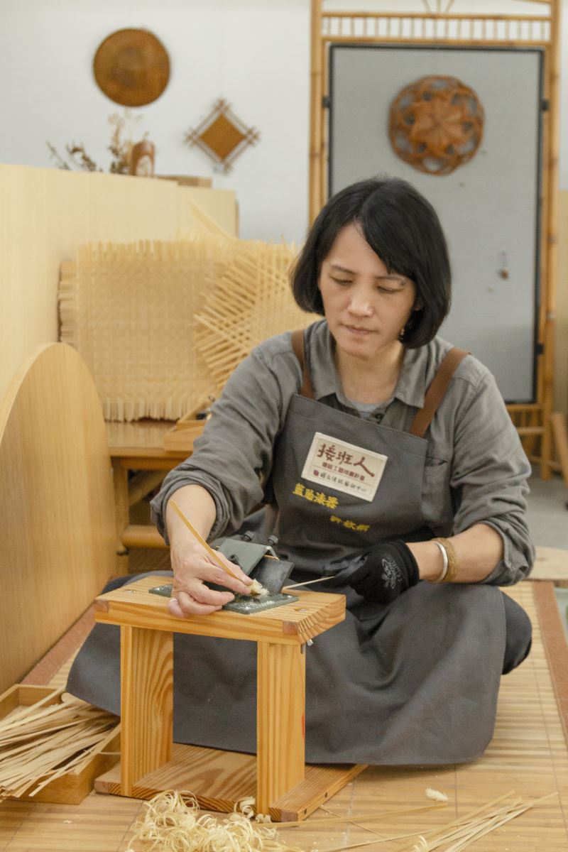 許秋鄉師承國家重要傳統工藝『竹工藝-籃胎漆器』保存者李榮烈。