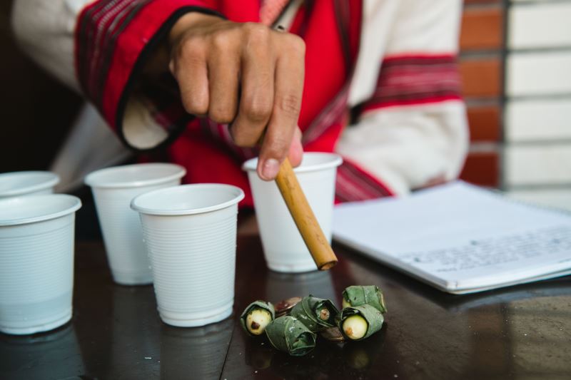 進行儀式時要擺上香菸、米酒、檳榔等祭品。