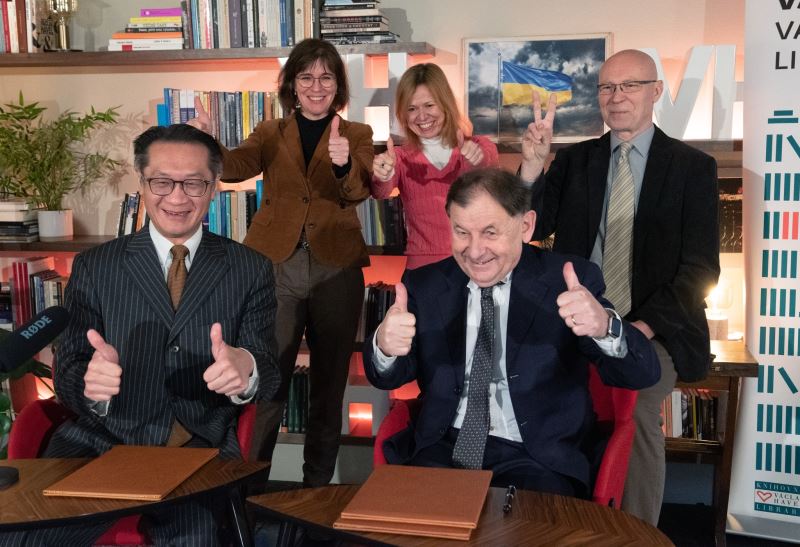 (front row from the left) Mr. Ke Liang-ruey, Representative to the Czech Republic, Mr. Michael Žantovský, Executive Director of the Václav Havel Library, and the distinguished guests at the ceremony.