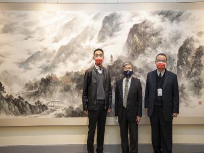 Political Deputy Minister of Culture, Hsiao Tsung-huang (right), Director-general of National Dr. Sun Yat-sen Memorial Hall, Wang Lan-sheng (left), and the artist, Prof. Lo Cheng-hsien, took a photo in front of the work, “Clouds of Tianxiang” at Chungshan National Gallery. jpg(open in a window)