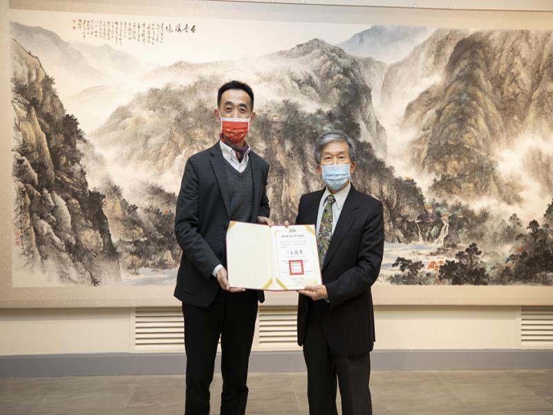 Director-general of National Dr. Sun Yat-sen Memorial Hall, Wang Lan-sheng, gave the certificate of appreciation to the artist, Prof. Lo Cheng-hsien. jpg(open in a window)