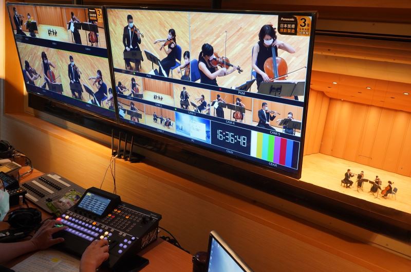 「NTSO數位音樂廳」攝影機畫面透過兩台大螢幕監視器切割監看，並可由導播機選取畫面至影像錄放機作為直播視頻