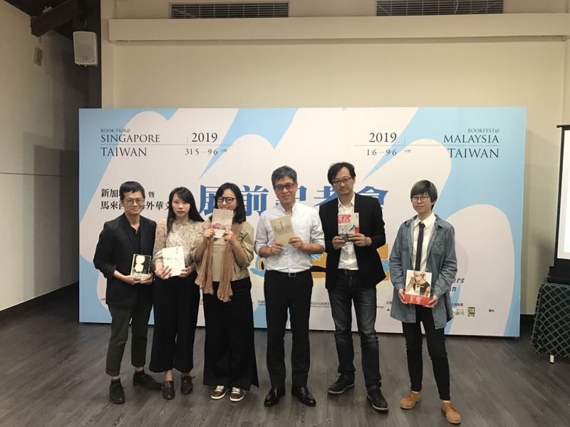 前往新馬書展之參展作家由左至右王聰威、言叔夏、張惠菁、蘇碩斌、張鐵志、61chi