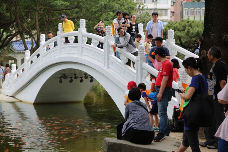 Tourists visiting Yun Han Pond