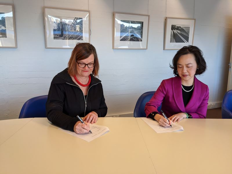 駐雪梨辦事處處長范惠君（右）與雪梨歌劇院節目總監歐娜．溫寧（左）簽署「返回：第二章」合作協議