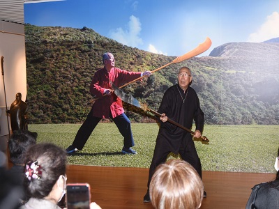 At the opening ceremony of “Wang Hsiu-Chi’s Sculpture and Tsao Chin-Hsia’s Flower Art Joint Exhibition,” Prof. Wang Hsiu-chi performed the martial art of Guandao(open in a window)