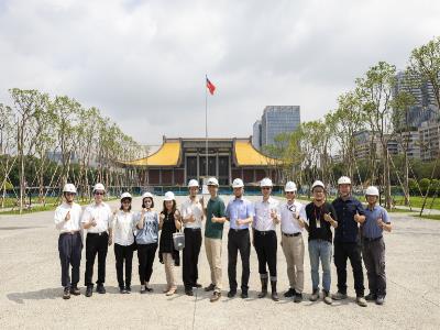 Director-general of National Dr. Sun Yat-sen Memorial Hall, Wang Lan-sheng (central), and the staff in charge visited the completed “Central Plaza.” (1) jpg(open in a window)