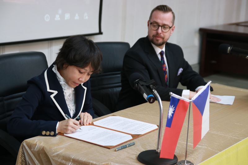 Nikky Lin (left) and Czech Representative to Taiwan David Steinke (right)