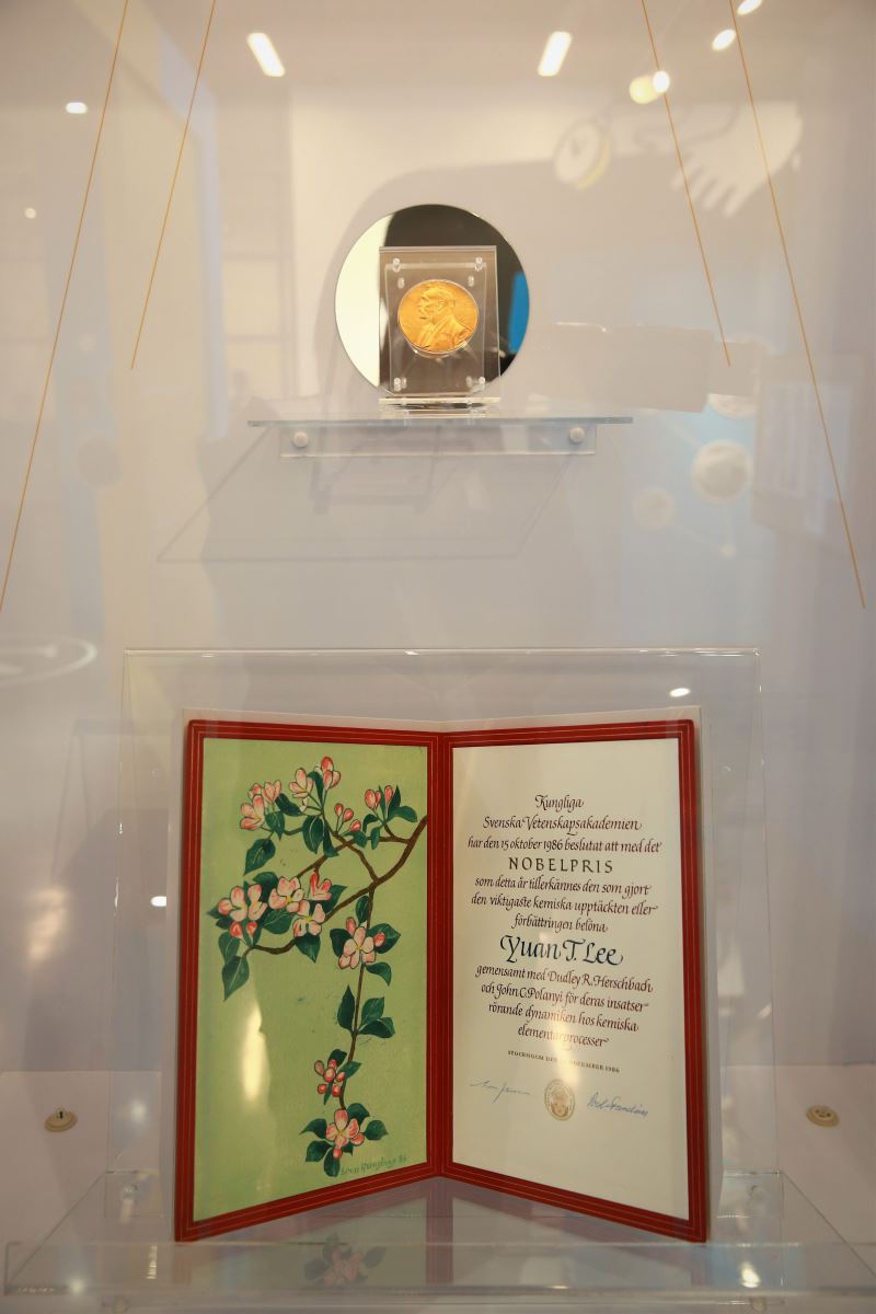 中央研究院院士李遠哲於1986年榮獲諾貝爾化學獎，為首位臺灣出身及成長的諾貝爾獎得主。