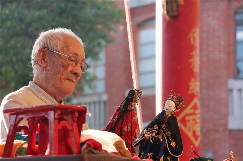 Glove Puppeteer | Chen Hsi-huang