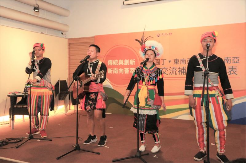 Artists, scholars share southbound exchanges