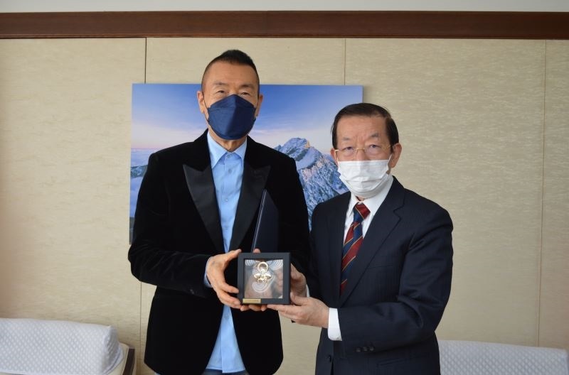 Medal presented to Yoshihisa Nakano for preserving films