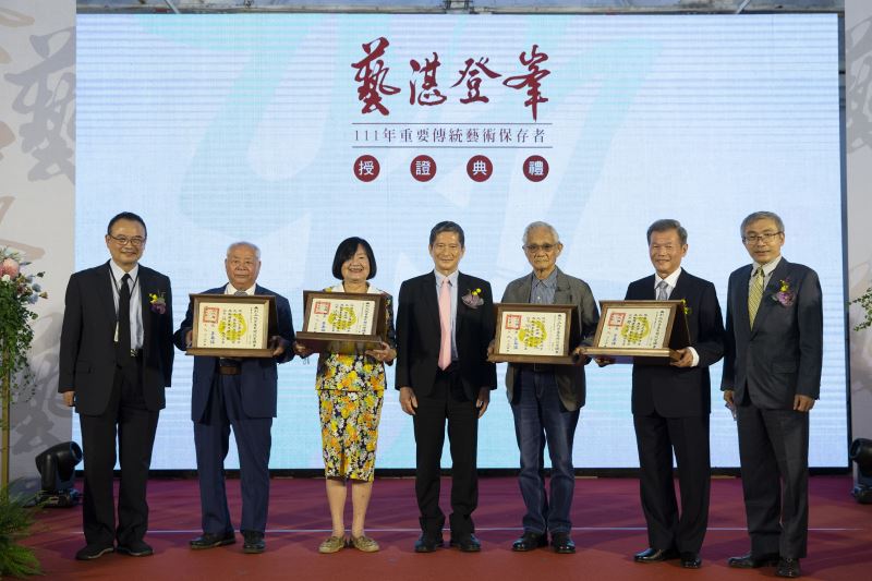 Minister honors preservers of traditional arts and crafts