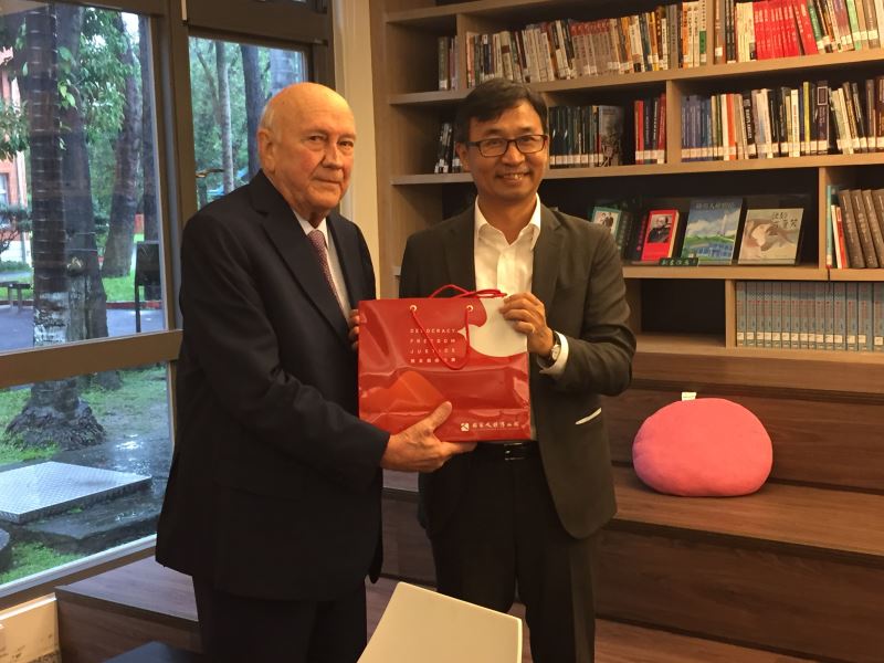 Nobel laureate visits Taiwan’s human rights museum