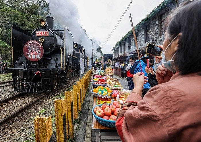 Mazu statues bless inhabitants along Pingxi line on train