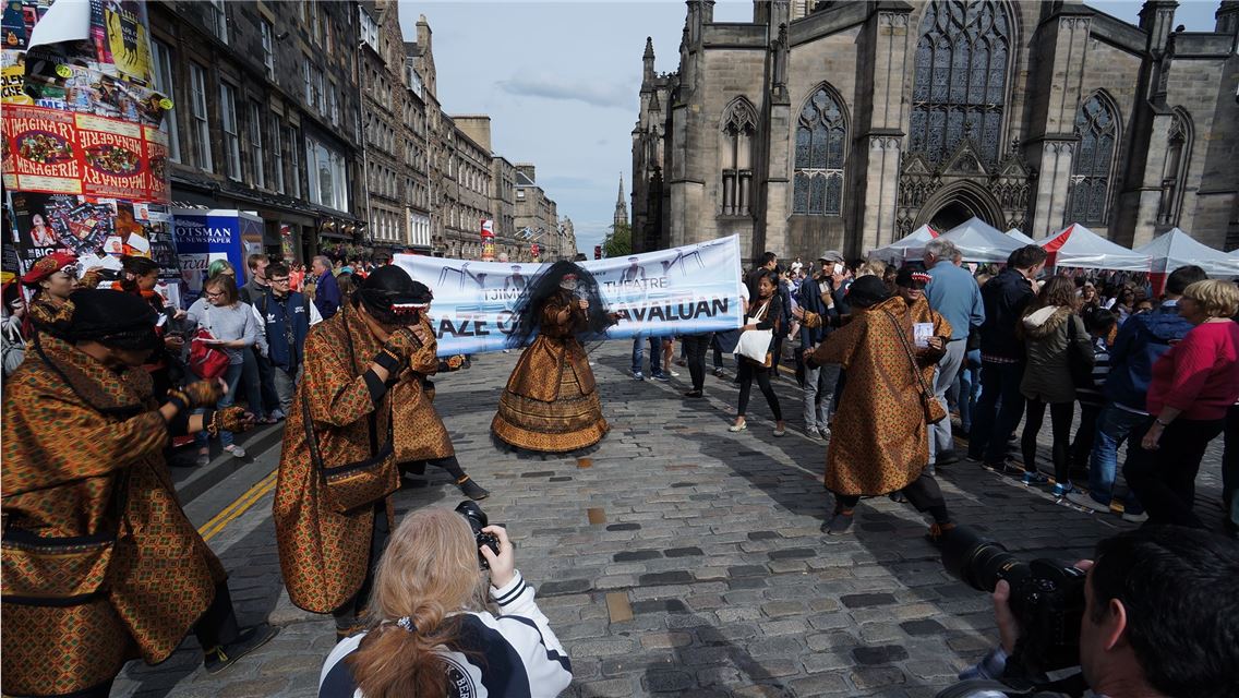 二度前往英國愛丁堡藝穗節演出的蒂摩爾古薪舞集，表現亮麗，舞作《Kavaluan的凝視》開演前即獲得《泰晤士報》評論為首選舞作。