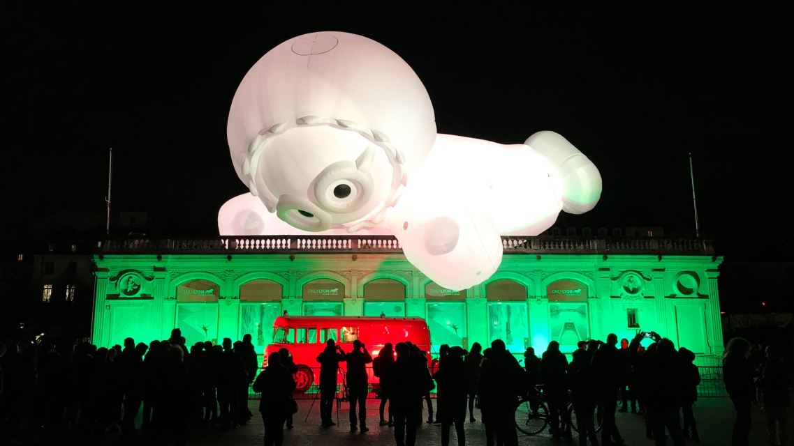 法國里昂燈光節（Fête des Lumières, Festival of Lights）是成功結合宗教傳統、歷史、藝術與最新科技的國際性藝術節。