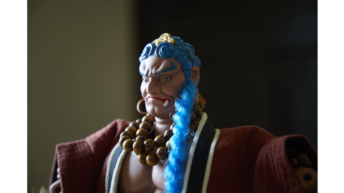 除傳統偶外，陳文龍也戮力於新型的布袋戲偶製作鑽研；圖為其所創作的不動明王。