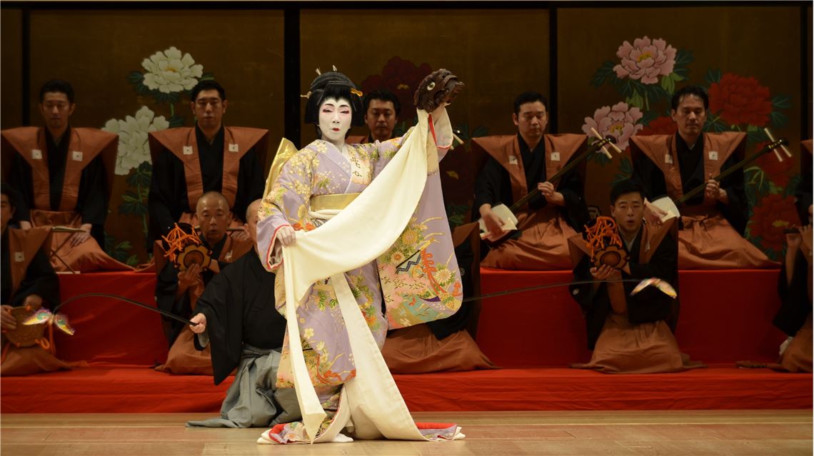 從歌舞伎延伸出來的另一個日本傳統藝能是「舞踊」，照片是坂東扇菊所表演的「鏡獅子」。