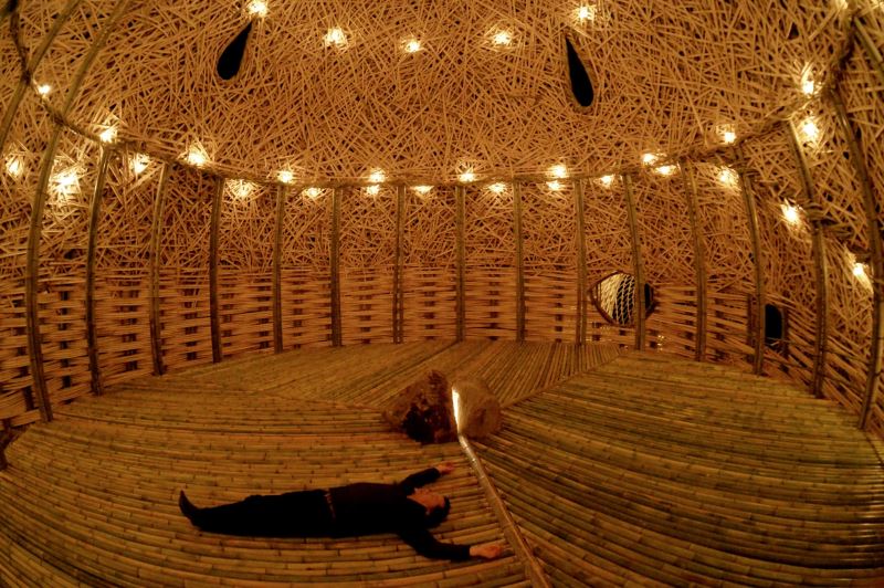 竹を使った建築というその創作スタイルで、禅の心と空間という二つの概念を表現しています。