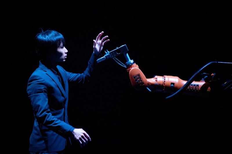 ¡Bailando con un robot!: el aclamado coreógrafo y bailarín taiwanés Huang Yi fusiona danza y robótica en los Teatros del Canal