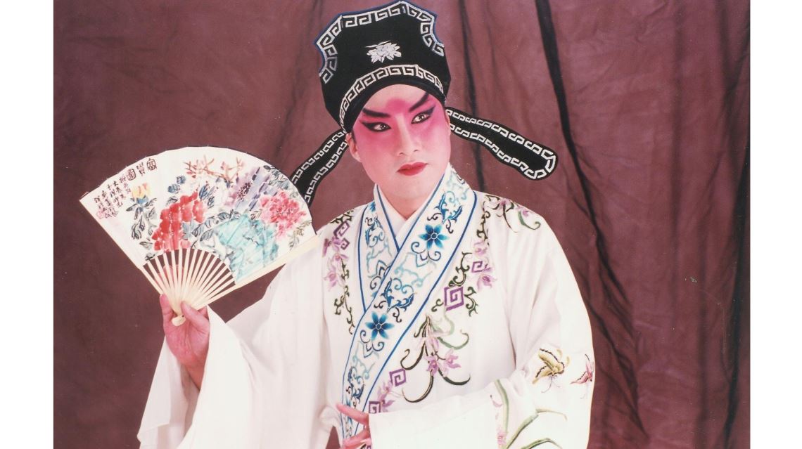 曹復永時常在京劇飾演風度翩翩的小生，透過扇子向佳人傳達愛慕之情；圖為《西廂記》劇照。