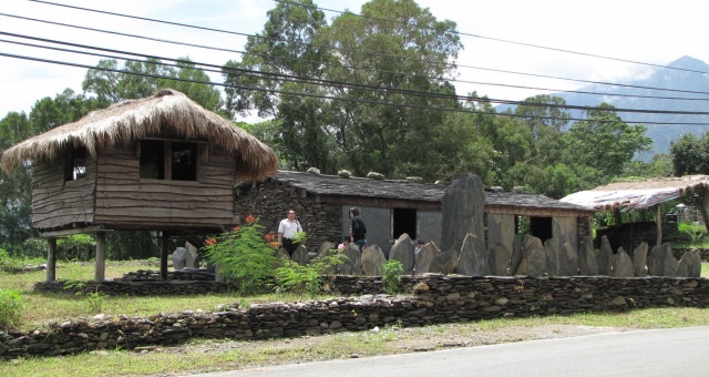パイワン族及びルカイ族の石板屋集落