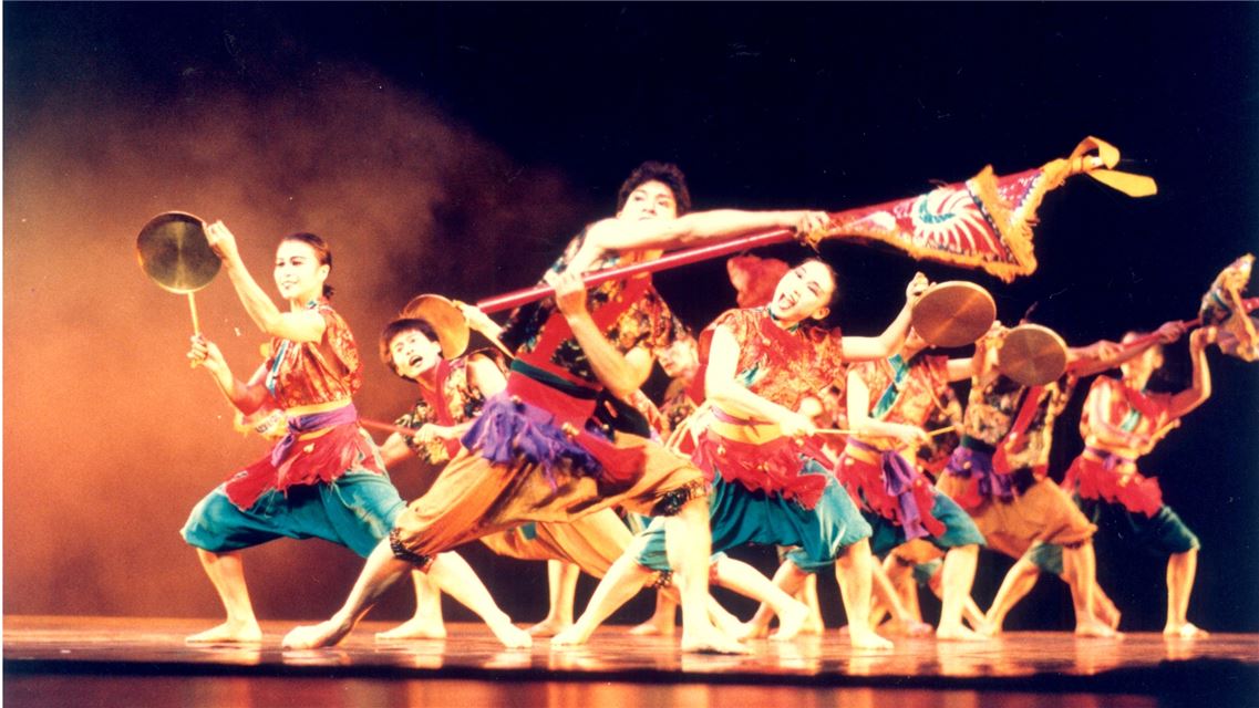 臺北民族舞團《慶神醮-跳鼓》將傳統儀式融入民族舞蹈，展現寶島風采。