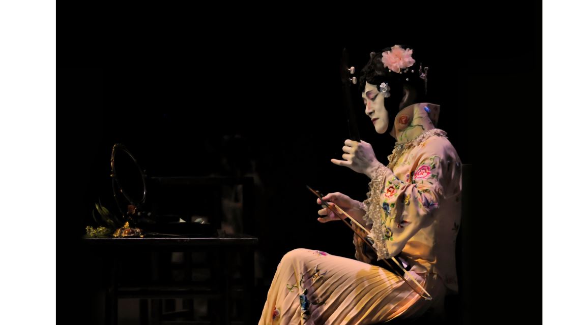吳興國在《蛻變》中飾演宛轉有致的杜麗娘曲唱《遊園驚夢》。