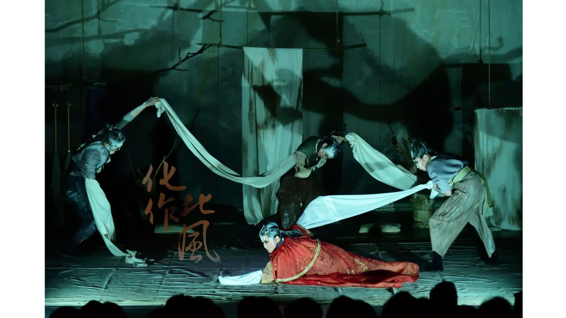 王婕菱和林芸丞兩人分屬不同劇團，兩人共同合作《化作北風》的演出。