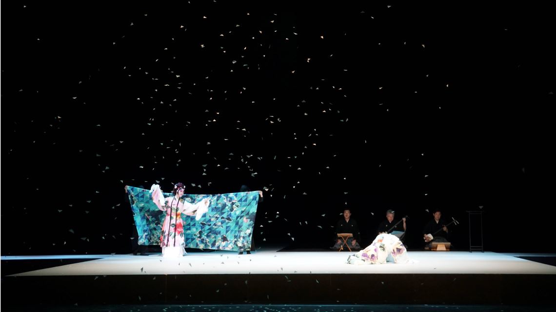 《繡襦夢》集結兩門百年歷史的古老戲曲，揉合崑曲和舞踊、三味線長唄、當代戲偶。