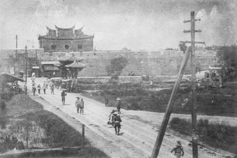 日治時代初期臺北城北門附近的電線桿