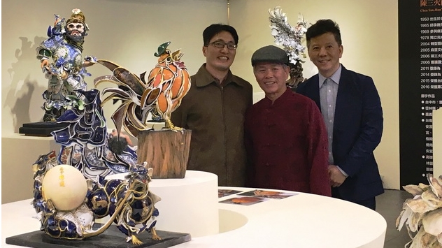 促成本次展覽的建築系葉俊麟教授(左)、陳三火師傅(中)、藝術中心陳歷渝主任(右）。