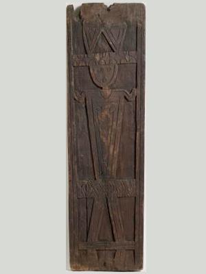 クバラン族　冠を被った人の像の木彫壁板