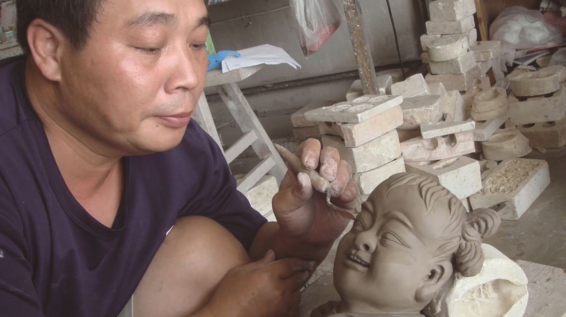 郭志郎是文化部審查公告的傳統交趾陶匠師，1964年出生於嘉義縣新港鄉，自幼於家族中接觸交趾燒，耳濡目染下奠定紮實基礎。