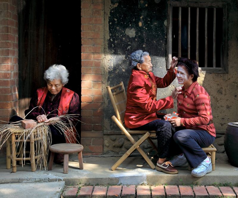 Facial-threading, rush-weaving image tops national photo contest
