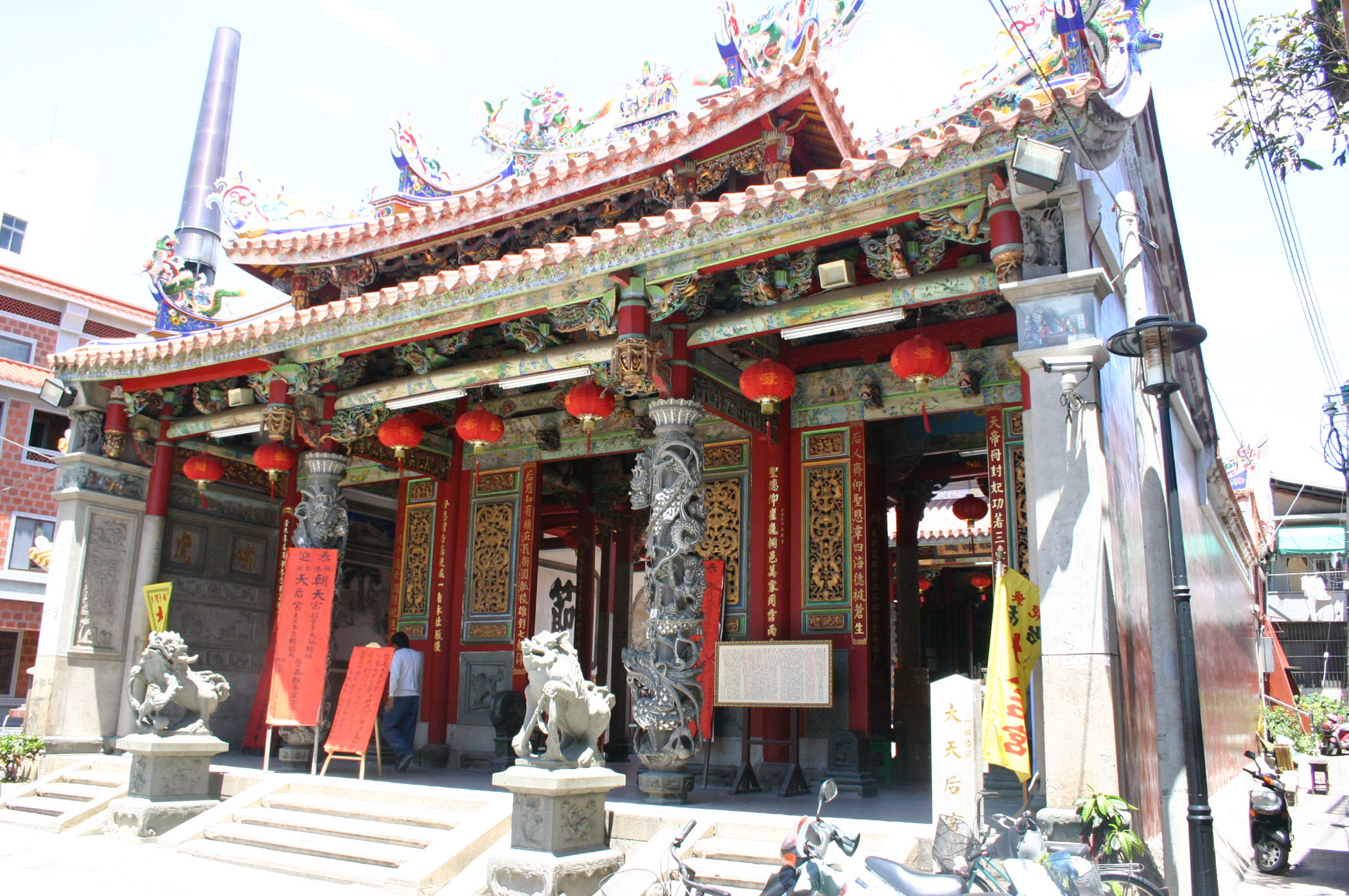 Air ionizers installed in Grand Matsu Temple in Tainan to protect murals from pollution