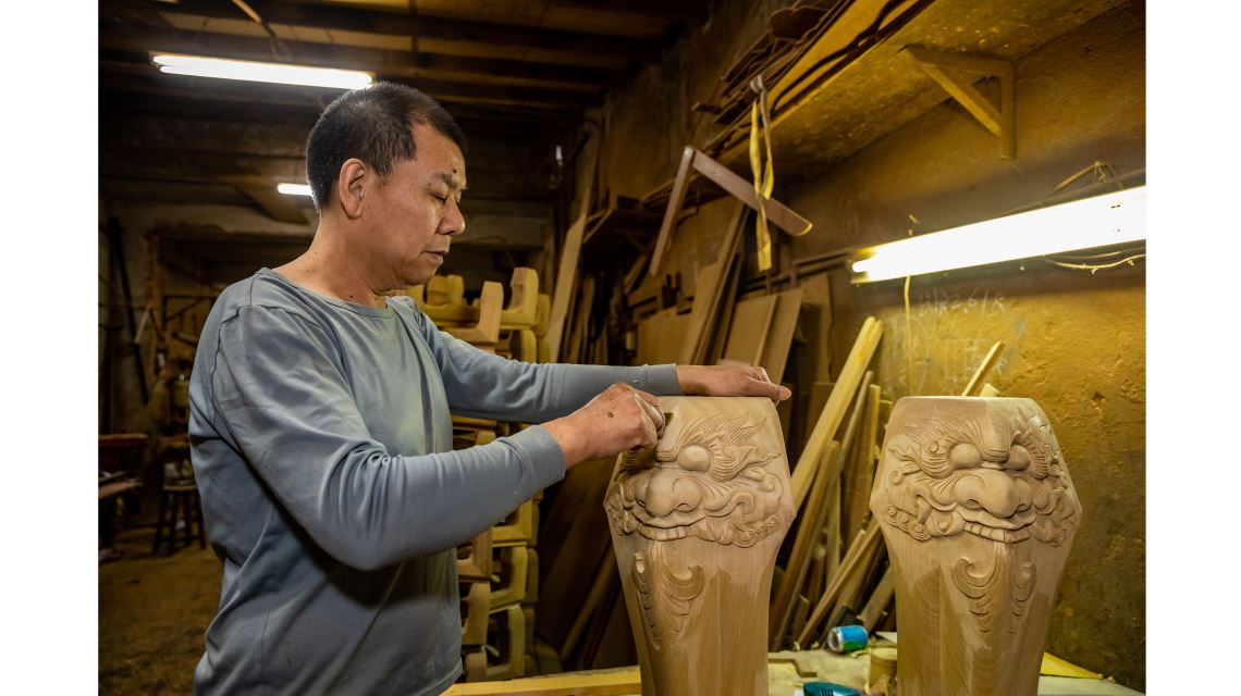 大溪木藝生態博物館近日舉行的「木職人的幸福提案」，集結當地的第二代、第三代木藝職人作品作展出。（此圖為桃園市傳統工藝保存團體-協大木器行工廠。）