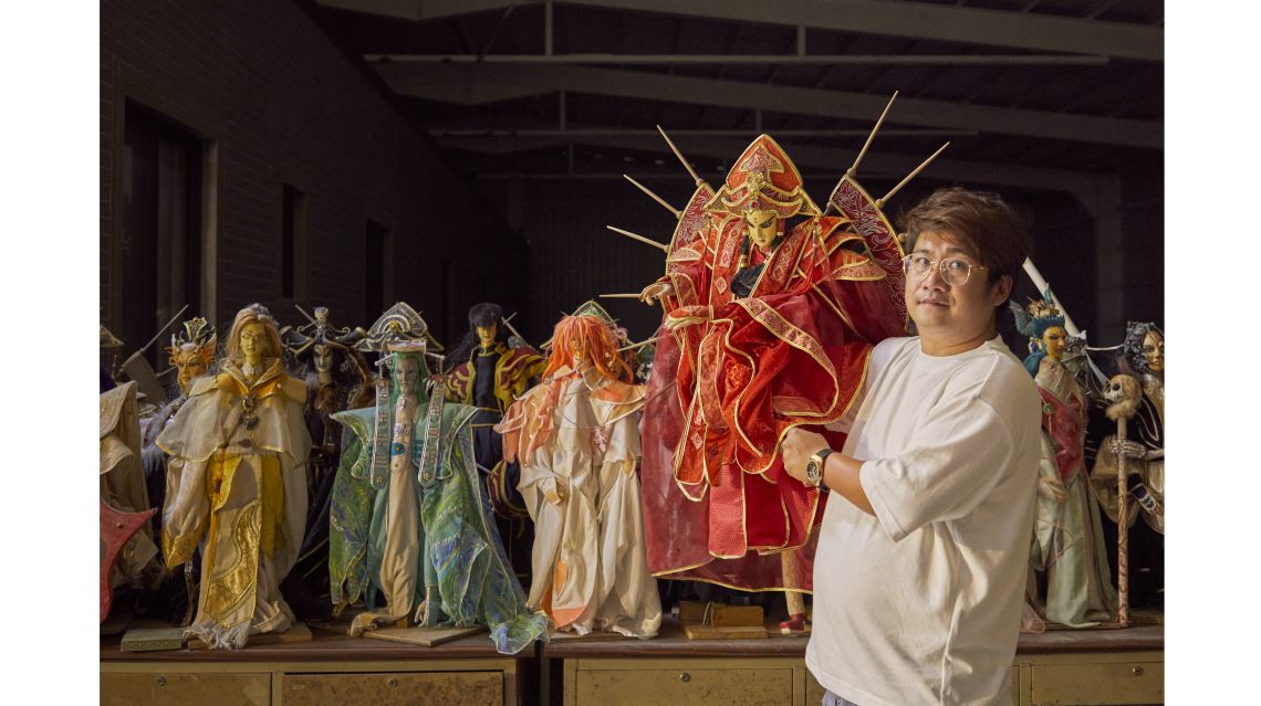 蕭志偉以影像後製的背景經驗，與家人共同傳承布袋戲。