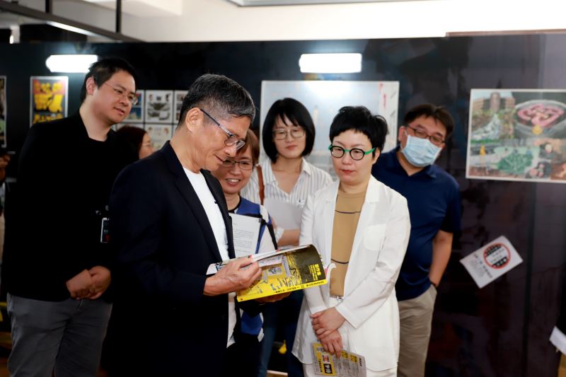 Ministro visita exhibición de arte sobre protestas de Hong Kong