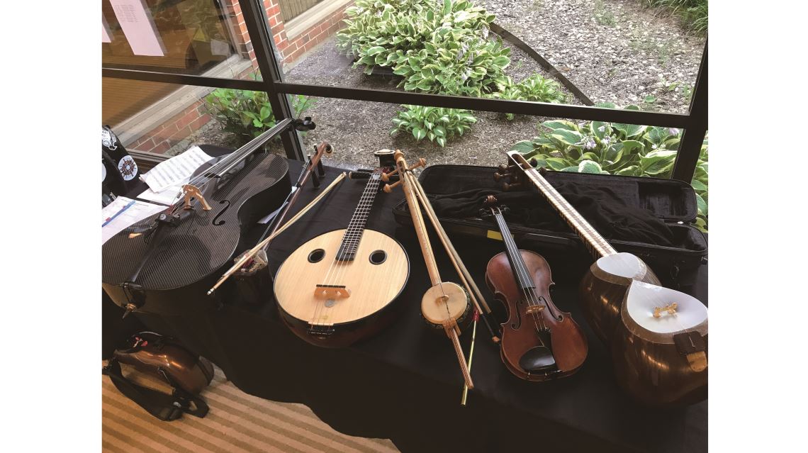 來自不同文化的樂器相聚ＧＭＷ，依序是大提琴（左起）、二胡、中阮、Rebab、小提琴、Tar。