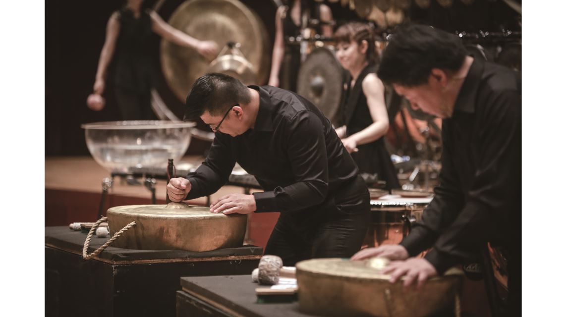 以樂曲新創出發，朱宗慶打擊樂團取各式鑼的聲響，創造了獨特的古典美感。