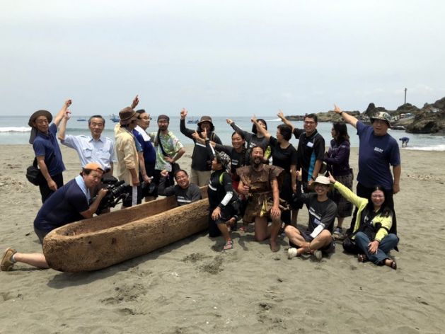 台湾から沖縄・与那国島へ 3万年前の航海再現　丸木舟で「最後の挑戦」