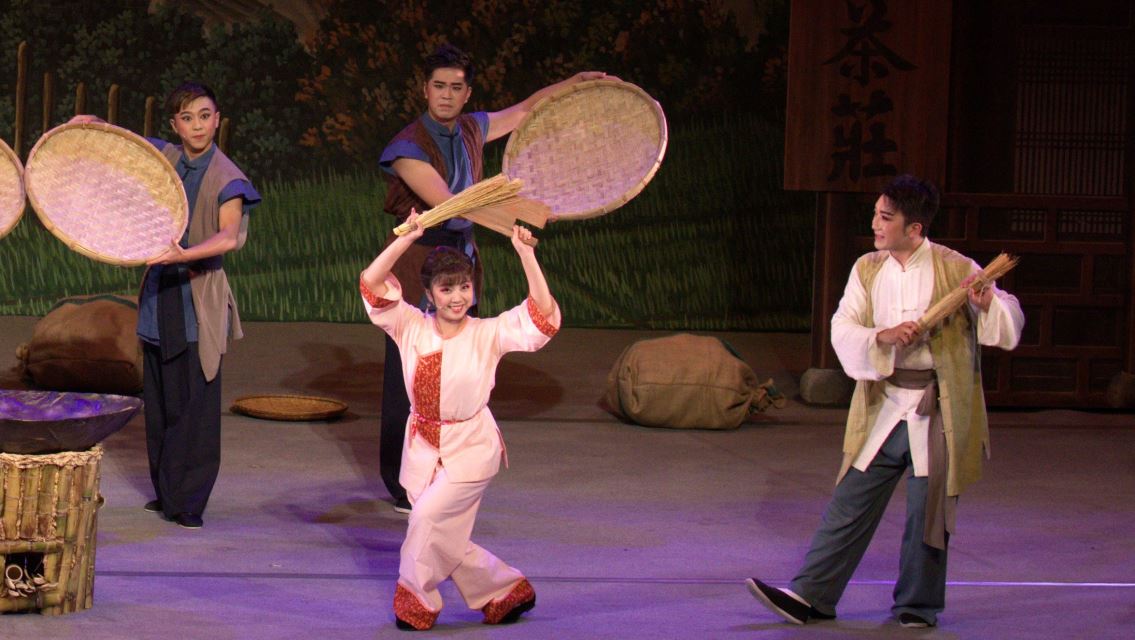 圖為榮興客家採茶劇團《膨風美人》精彩劇照。蘇國慶（右一）在戲中飾演男主角鄧榮光。