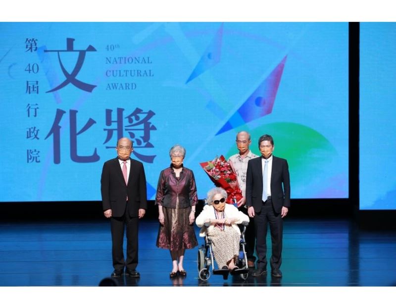 40th National Cultural Award presented to choreographer Liu Feng-shueh and chant-singer Yang Xiu-qing