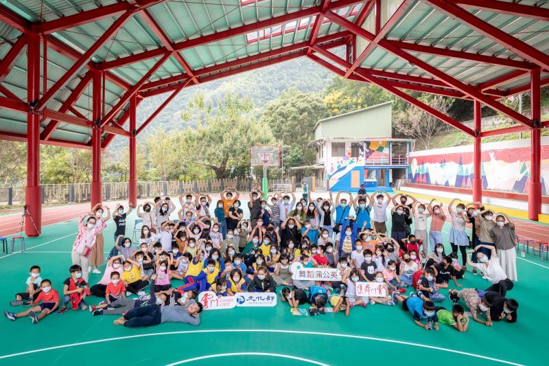 School children from mountainous villages attend 'Cloud Gate Dandelion Dance' session