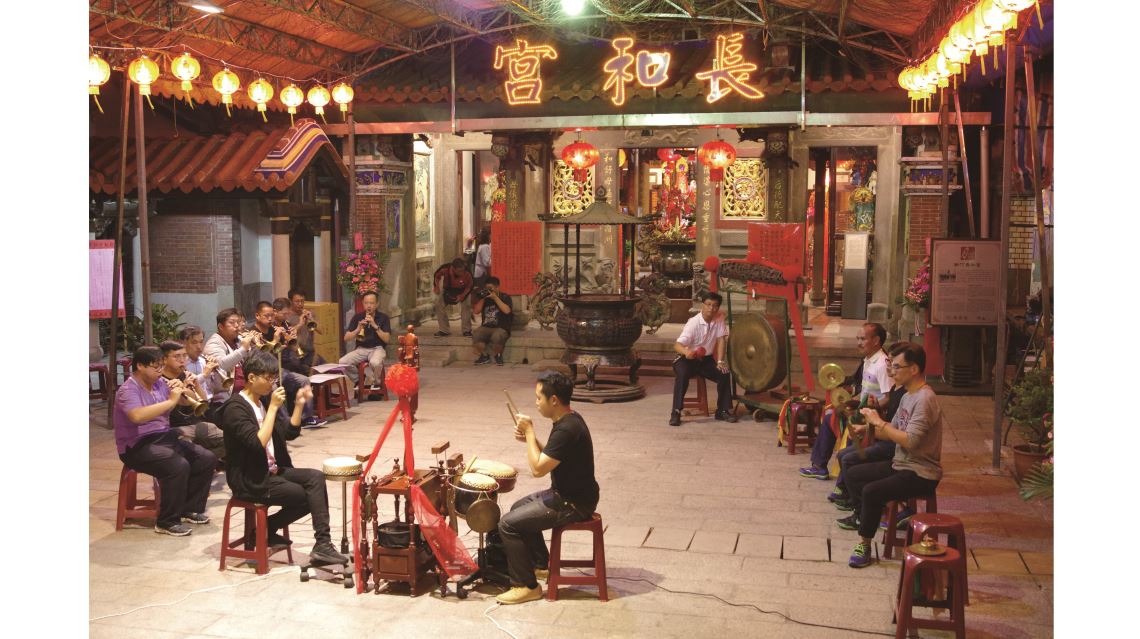 北管音樂適合在空曠的戶外演奏，常見於廟宇活動、婚喪喜慶祭儀中。圖為新竹新樂軒排場。