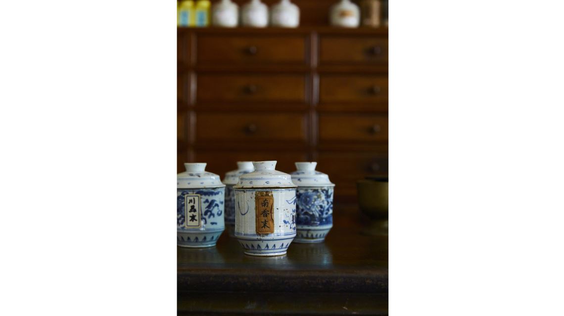 已傳5代的清代青花瓷藥粉罐和日治時期的陶罐，述說著芳茂中藥行的百年故事。