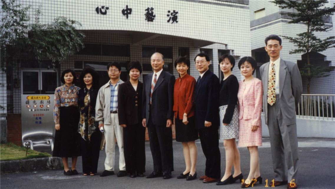 前臺灣音樂館館長蘇桂枝(右五)回憶，國光劇團草創時期，當時團長柯基良(左五)總是戮力公務。