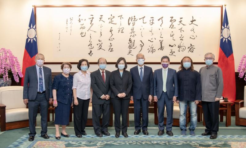 President Tsai Ing-wen expresses gratitude to Dr. Hsu Hong-yen and family for donating valuable artworks
